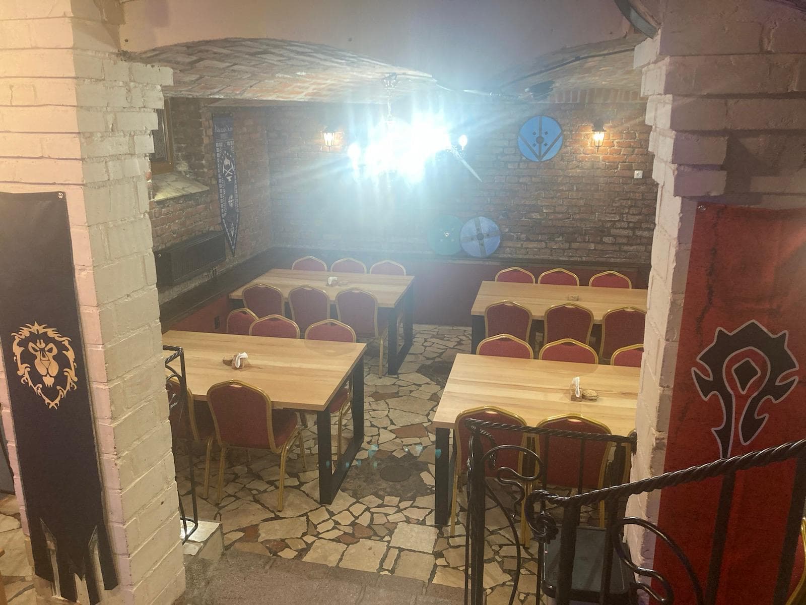Duże wygodne stoły, dobre oświetlenie